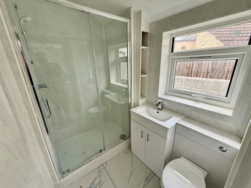 Lot: 112 - REFURBISHED TWO-BEDROOM HOUSE - Bathroom with W.C.